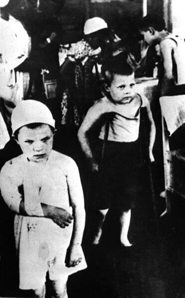 Блокада Ленинграда Раненые дети в одном из госпиталей Ленинграда 1942 г - фото 165