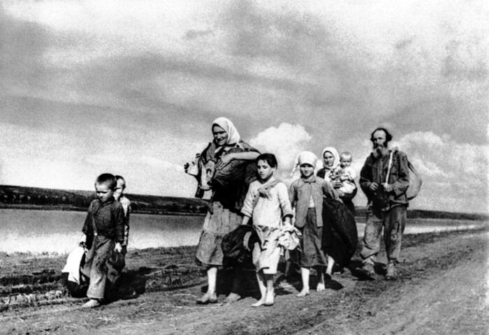 Местные жители покидают родной дом 1942 г Автор ТАСС Мать с детьми - фото 167