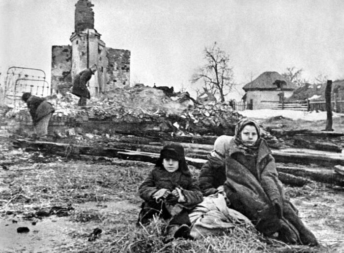 На развалинах родного дома Курская область село Октябрьское 1943 г - фото 171