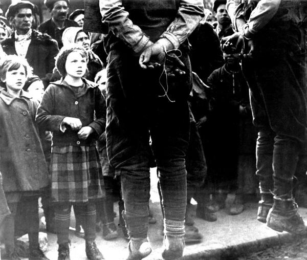 Публичная казнь местных жителей 1944 г АвторМарк Редькин ТАСС Казнь - фото 174