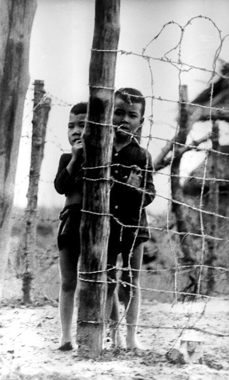 Узники фашистских концлагерей Германия 1945 г АвторТАСС Еврейские дети - фото 179