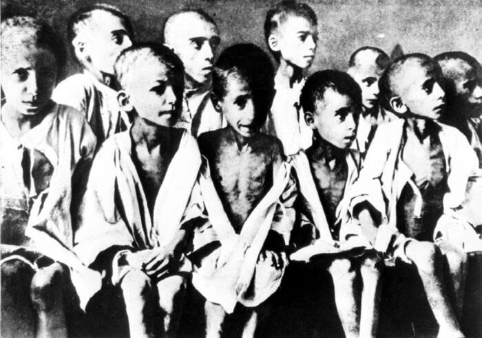 Дети в концлагере 1944 г АвторСнимок из французского журнала Либерасьон - фото 181