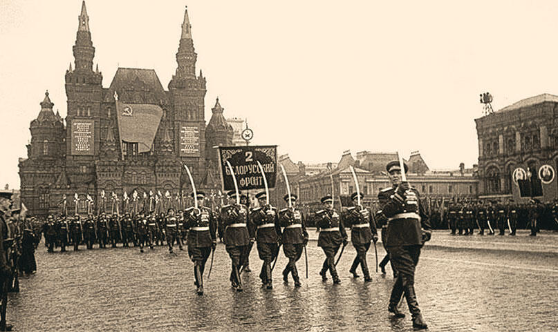 Парад Победы на Красной площади в Москве состоявшийся 24 июня 1945 года в - фото 171
