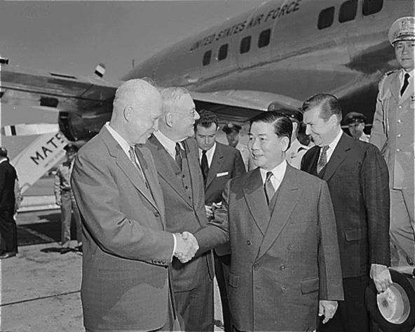Президент США Дуайт Эйзенхауэр и госсекретарь Джон Даллес второй слева с - фото 3