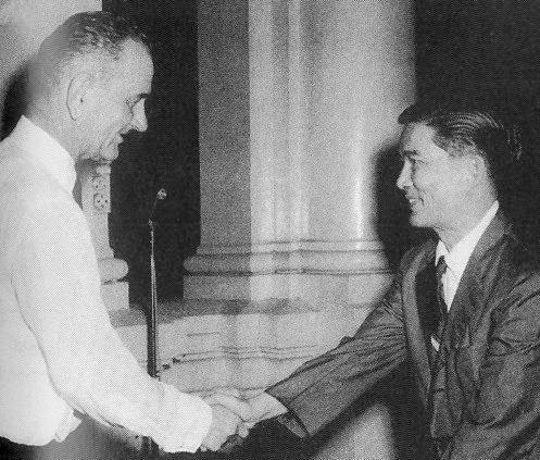 Нго Динь Ню справа с вицепрезидентом США Линдоном Джонсоном 1961 г В 1960 - фото 5