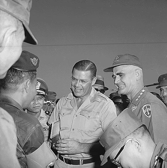 Министр обороны США Роберт Макнамара и генерал Уильям Уэстморленд Вьетнам - фото 8