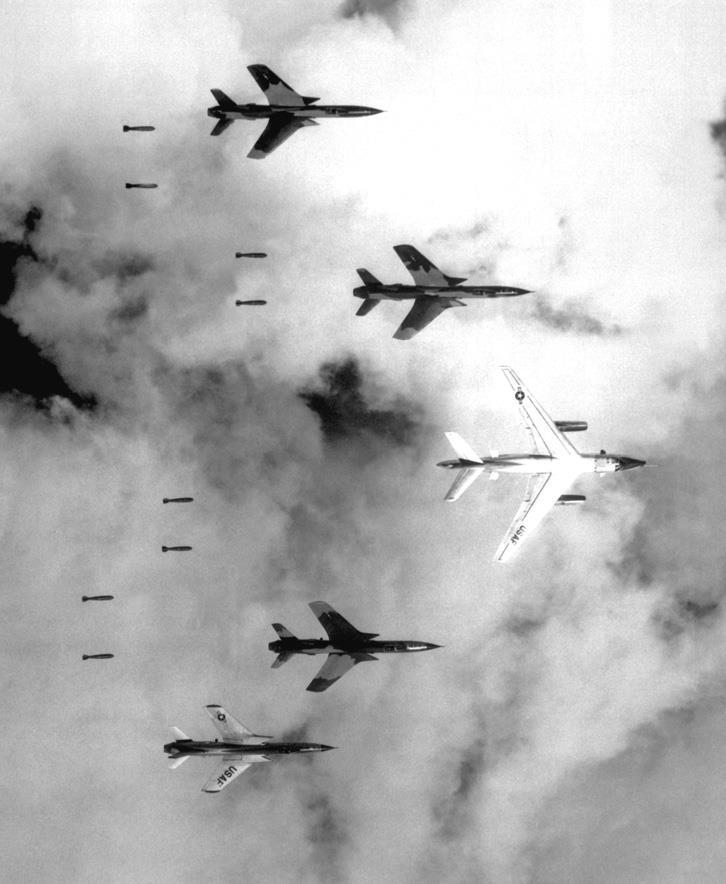 Бомбардировка Северного Вьетнама во время операции Раскаты грома Первые - фото 9