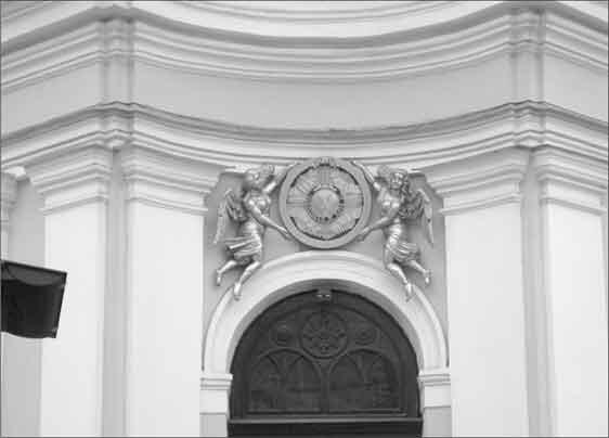 Знак ордена Андрея Первозванного над входными дверями Андреевского собора Одна - фото 4