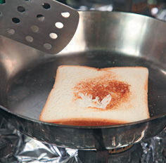 2 Хлеб обжарить на сковороде без масла до хрустящей корочки Брынзу разрезать - фото 35