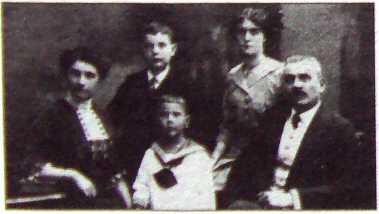 Семья Скорцени слева направо Флора Альфред Отто в белой матроске - фото 1