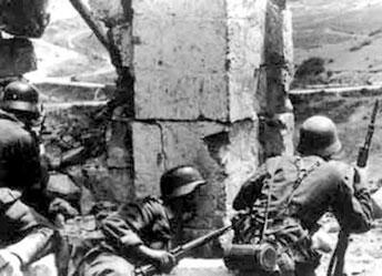 Немецкие солдаты во время боев за Севастополь 1942 г Военные действия на - фото 10