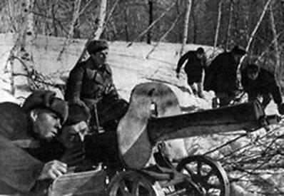 Советские солдаты во взаимодействии с партизанами ведут бой за населенный пункт - фото 18