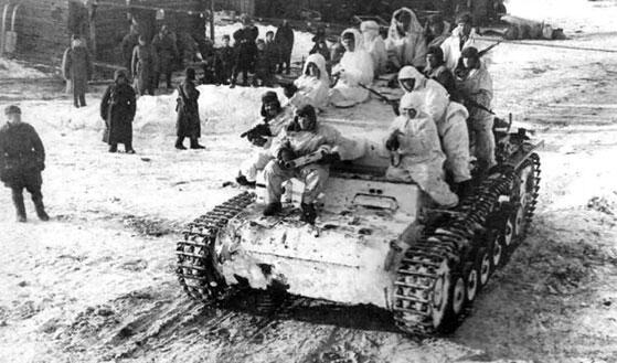 Советские танкисты на трофейном танке Pz III отправляются на боевую операцию - фото 21