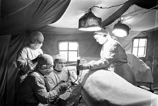 Переливание крови раненому бойцу в полевом госпитале действующей Красной Армии - фото 11