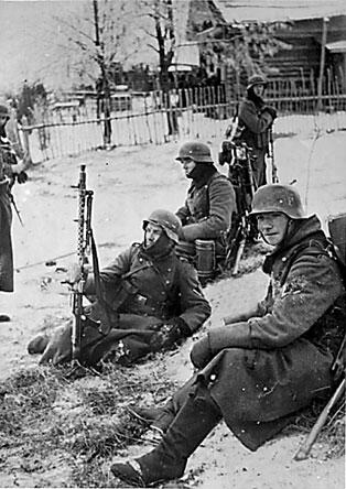 Немецкие солдаты на привале Вражеское наступление В этих условиях особое - фото 15