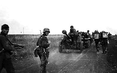 Немецкие солдаты на марше Подразделение немецкой армии на привале у дороги - фото 12