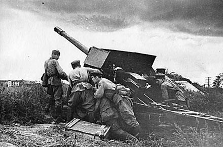 Советские артиллеристы продвигают орудие на боевую позицию Взятие в плен - фото 16