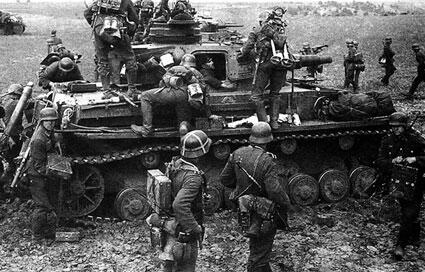 Немецкие пехотинцы у танка PzKpfw IV Район Вязьмы Октябрь 1941 года - фото 24