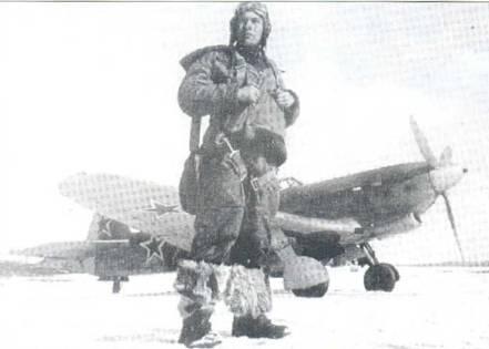 Пилот по фамилии Серов из 26 ГИАП позирует перед своим Як9 в полном зимнем - фото 11