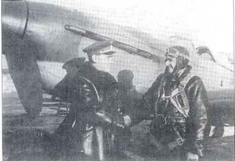 Александр Яковлев вручаем весной 1944 года асу Петру Покрышеву из 154 ИАП 31 - фото 3