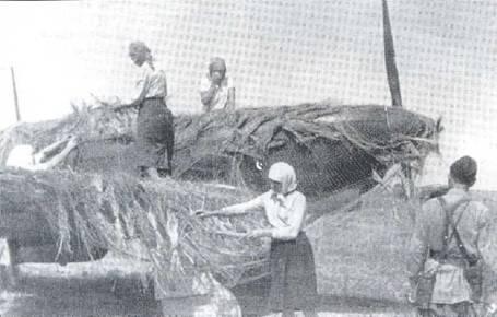 Местные женщины помогают маскировать Як1 Тысячи советских самолетов были - фото 4