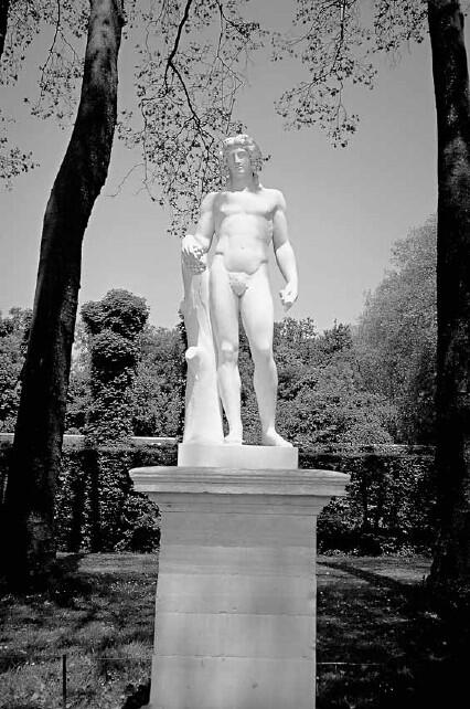 Статуя юноши опирающегося на дерево Париж Версаль Понятие времени тоже - фото 2