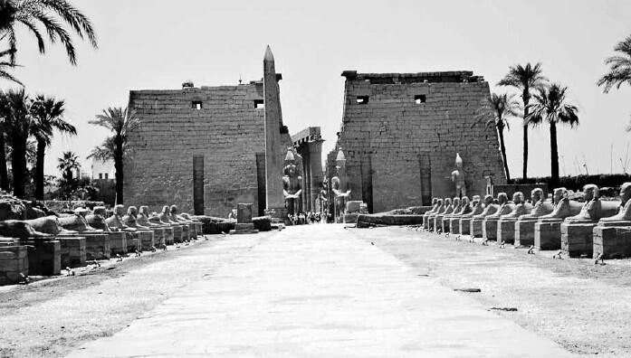 Аллея сфинксов и пилоны храма АмонаРа в Карнаке Египет Фивы Поэтому древние - фото 3
