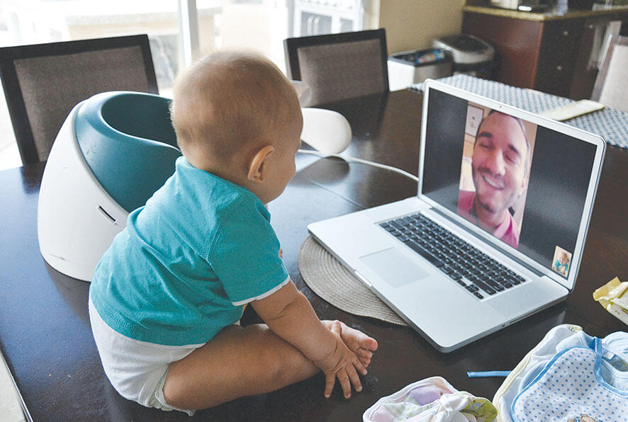 Киоси болтает в Интернете со своим непоседливым папочкой В свои шесть месяцев - фото 14