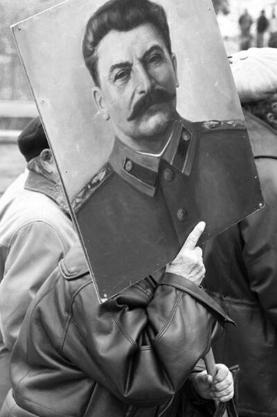 Массовое сознание уже давно вознесло Сталина на пьедестал Жертвы оправдывают - фото 1