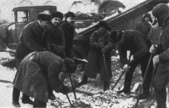 Сколка и вывоз льда со двора госпиталя весной 1942 года Для явки в батальон - фото 61