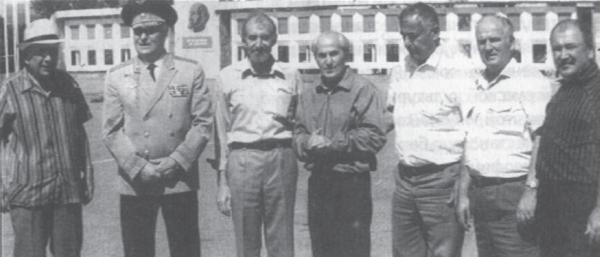 Второй слева генералполковник Э К Качалаев третий слева Л Н - фото 131