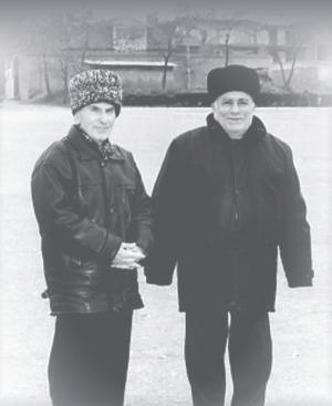 Булач Гаджиев и Алил Давыдов на прогулке - фото 134