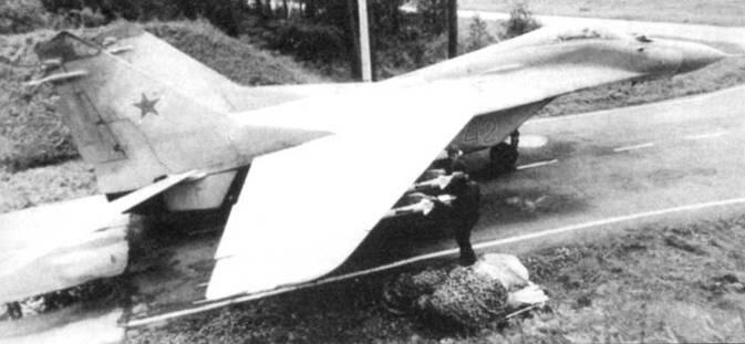 МиГ29 раннего выпуска с бортовым номером 42 голубого цвета Под крылом - фото 22