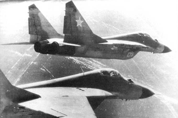 Пара МиГ29 изделие 912 в полете над аэродромом Жуковский Необычны бортовые - фото 23