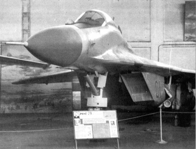 В 1988 г первый прототип истребителя МиГ29 был выставлен в ангаре монинского - фото 7