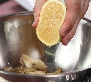 2 Нарезать артишоки тонкими ломтиками и полить лимонным соком Посолить 3 - фото 21