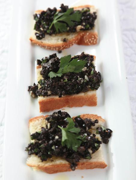 Тапенада из оливок и маслин с салатом и жареными креветками Для салата - фото 68