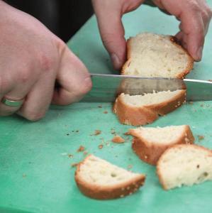 1 Пшеничный хлеб нарезать на небольшие кусочки и подсушить в духовке при 180 C - фото 63
