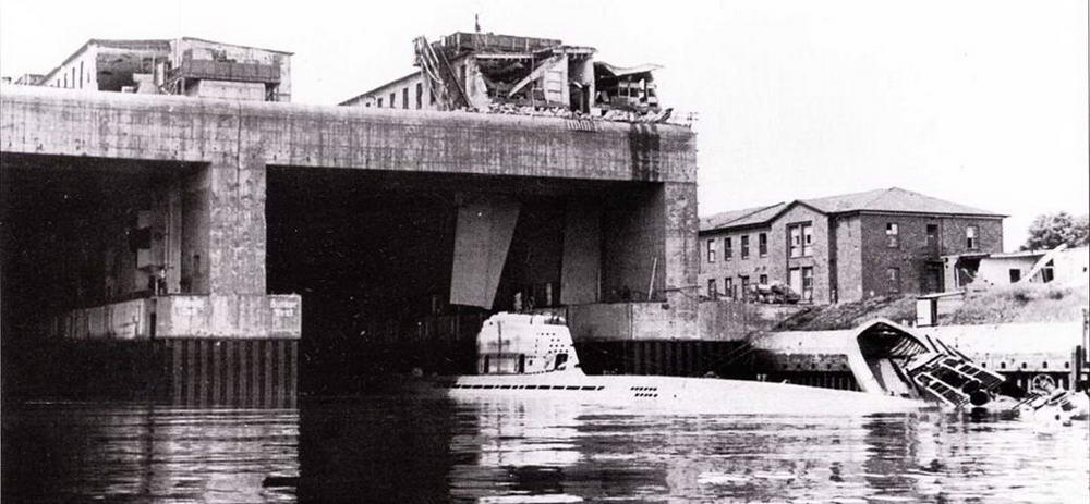 U 2501 в мае 1945 г перед бункером Эльба 2 построенным для подводных лодок - фото 2