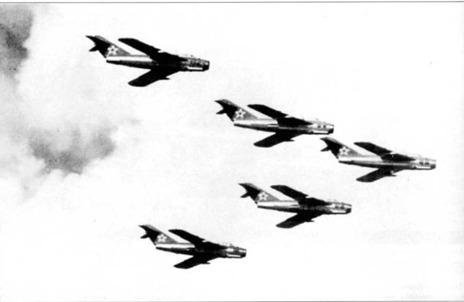 Пятерка истребителей МиГ15 из Кубинки Вертикальные оперения и верхние - фото 16