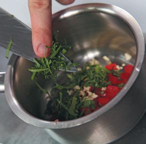 2 Добавить в посуду с помидорами рубленые чеснок петрушку и базилик влить - фото 29