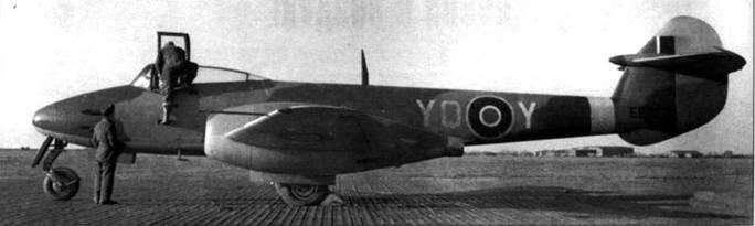 Метеор F1 из 616й эскадрильи на ВПП из PSP 1944 год Техники готовят - фото 2