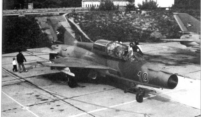 Экс восточногерманский МиГ21УМ с опознавательными знаками и регистрацией - фото 231