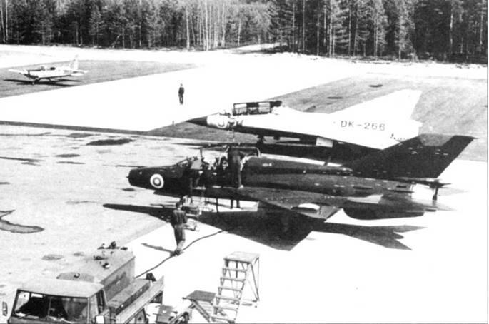 Три финских самолета на стоянке испытательного центра ВВС Финляндии май 1979 - фото 232