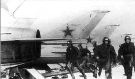 Боевая тревога Враг у ворот Советские летчики бегут к истребителям МиГ21Ф - фото 25