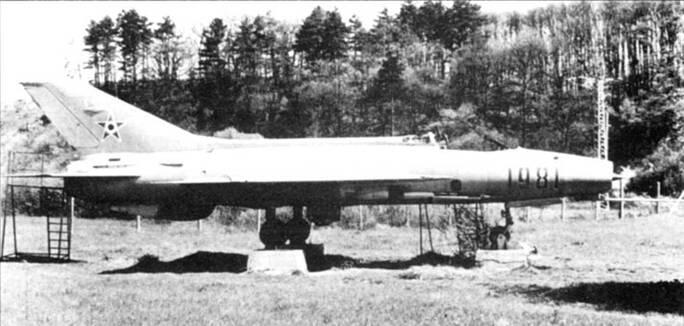 Венгерский МиГ21Ф13 на почетной стоянке Самолет установили на бетонные - фото 36