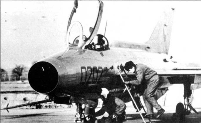 Летчик чехословацкого истребителя МиГ21Ф13 осматривает носовую опору шасси - фото 38