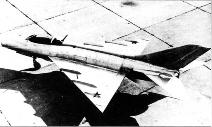 На треугольном крыле второго прототипа Е42 были установлены вертикальные - фото 4
