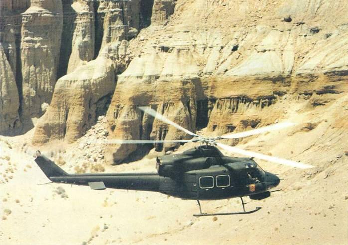 Многоцелевой вертолет АгустаБелл АВ 412SP с четырехлопастным несущим винтом - фото 15