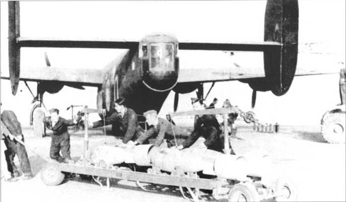 Наземная команда RAF готовит бомбы к загрузке на борт Ли берейтора II - фото 47